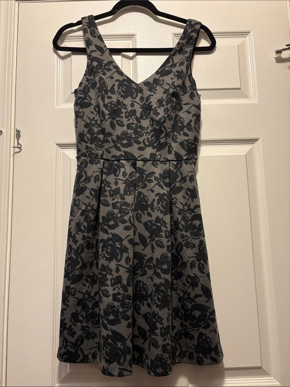 Sleeveless V-Neck Floral Jacquard Dress in Gray and Black